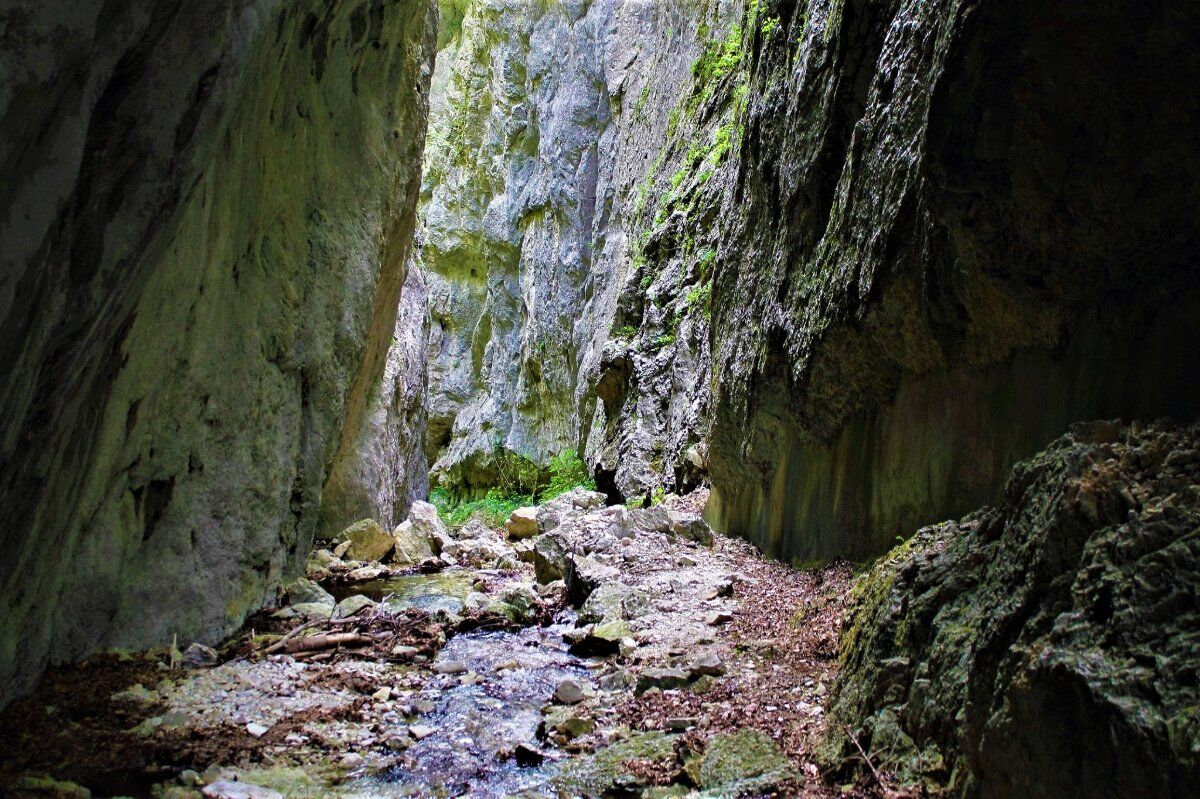 Lungo i Sentieri della Valle dei Tre Santi, uno Scrigno di Tesori nei Sibillini desktop picture