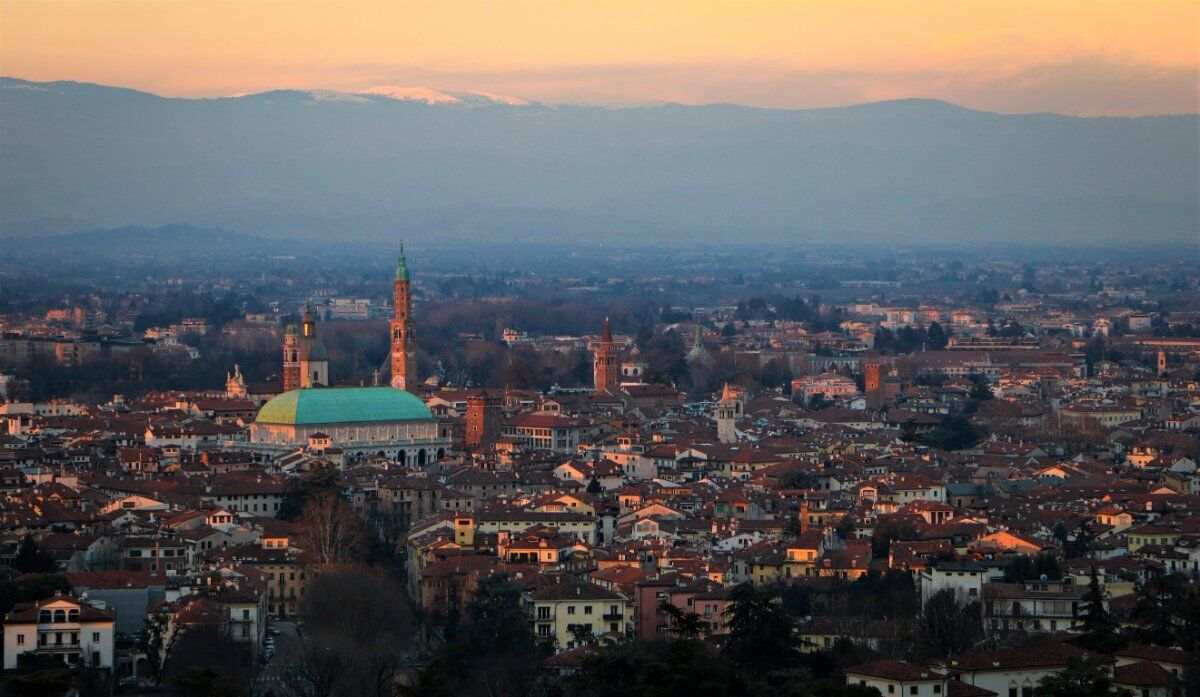 Vicenza: Salotto Rinascimentale accarezzato dalle Luci del Tramonto desktop picture