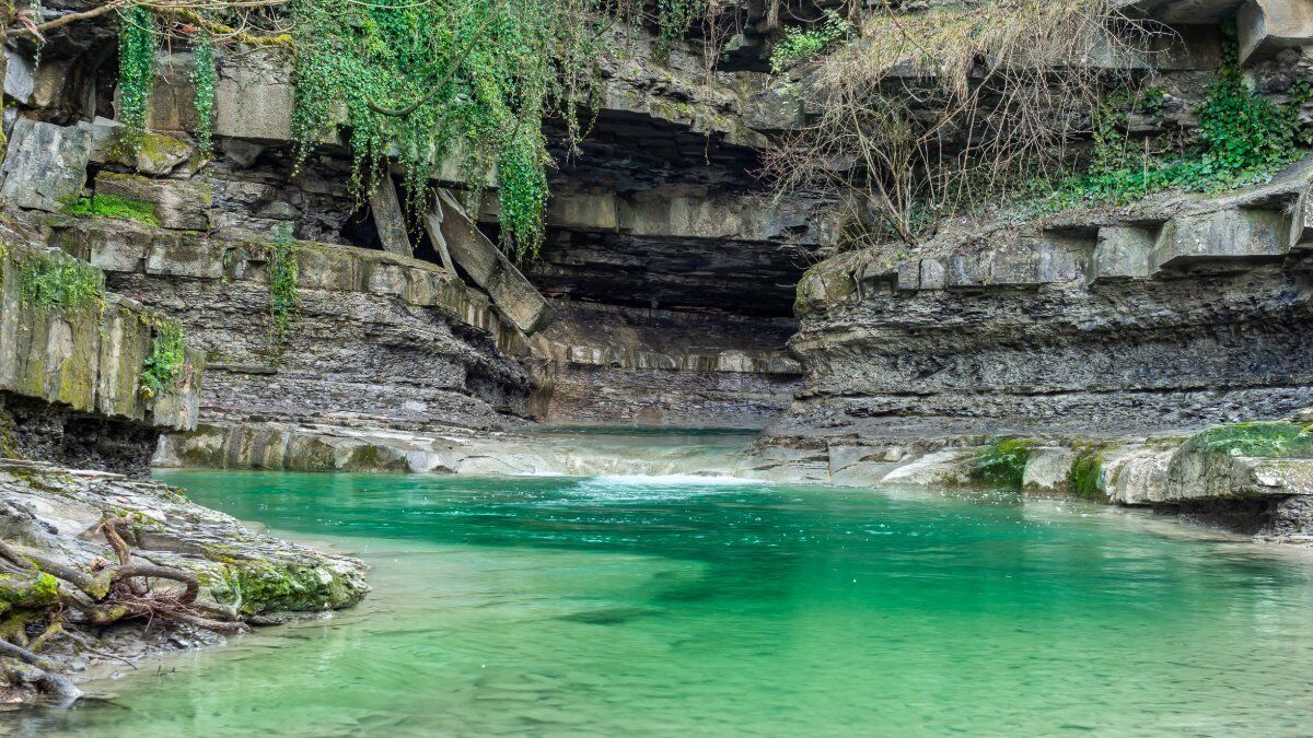 Emozionante Percorso tra la Grotta Urlante e il Borgo di Premilcuore desktop picture