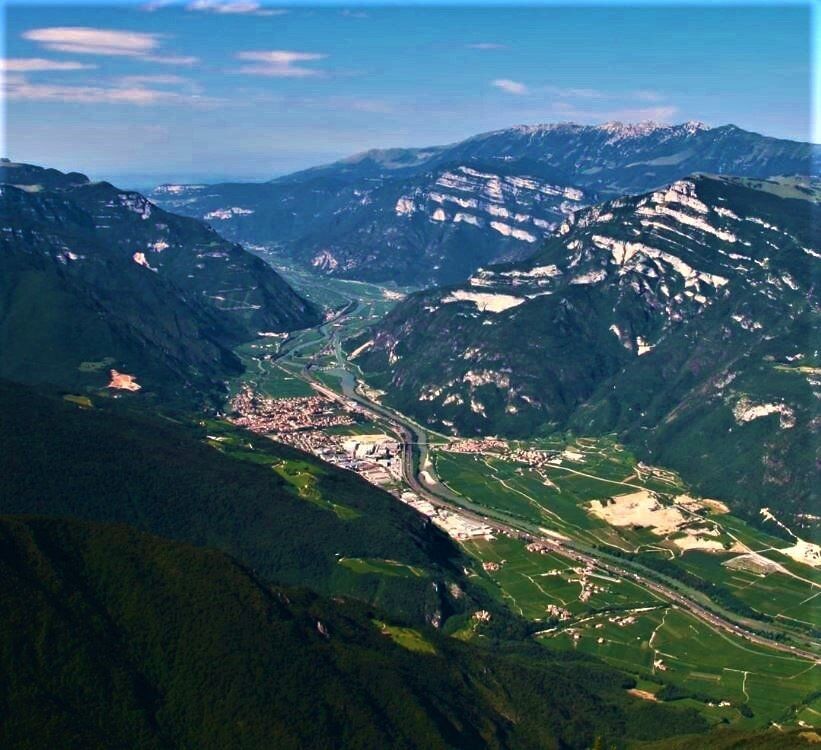 Escursione sul Monte Zugna: Tra Natura e Antiche Testimonianze desktop picture