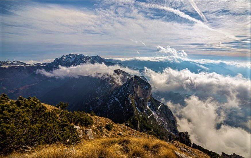 Escursione sul Monte Zugna: Tra Natura e Antiche Testimonianze desktop picture