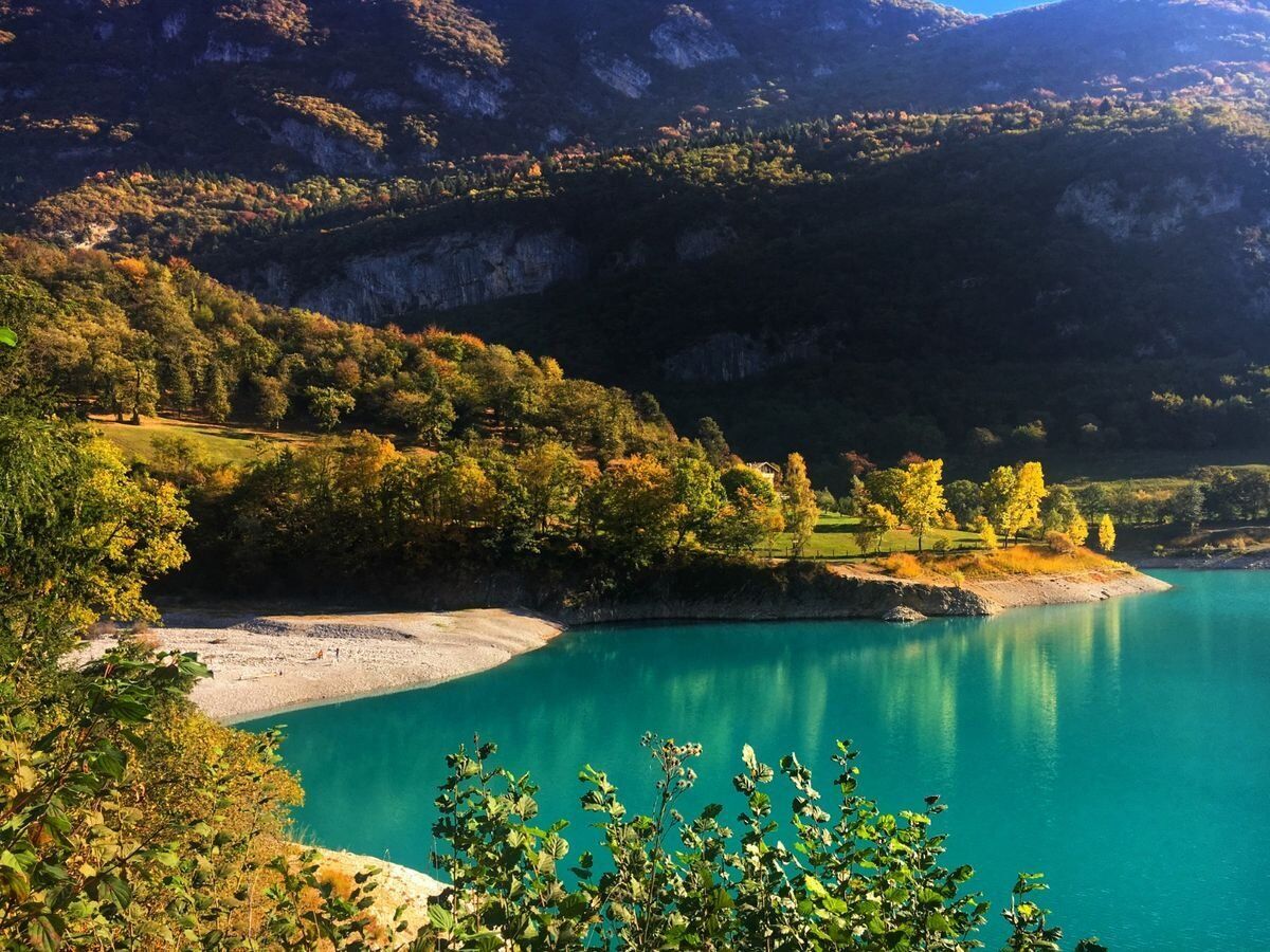 Una Passeggiata tra il Lago di Tenno e il Borgo Medievale di Canale - MATTINO desktop picture