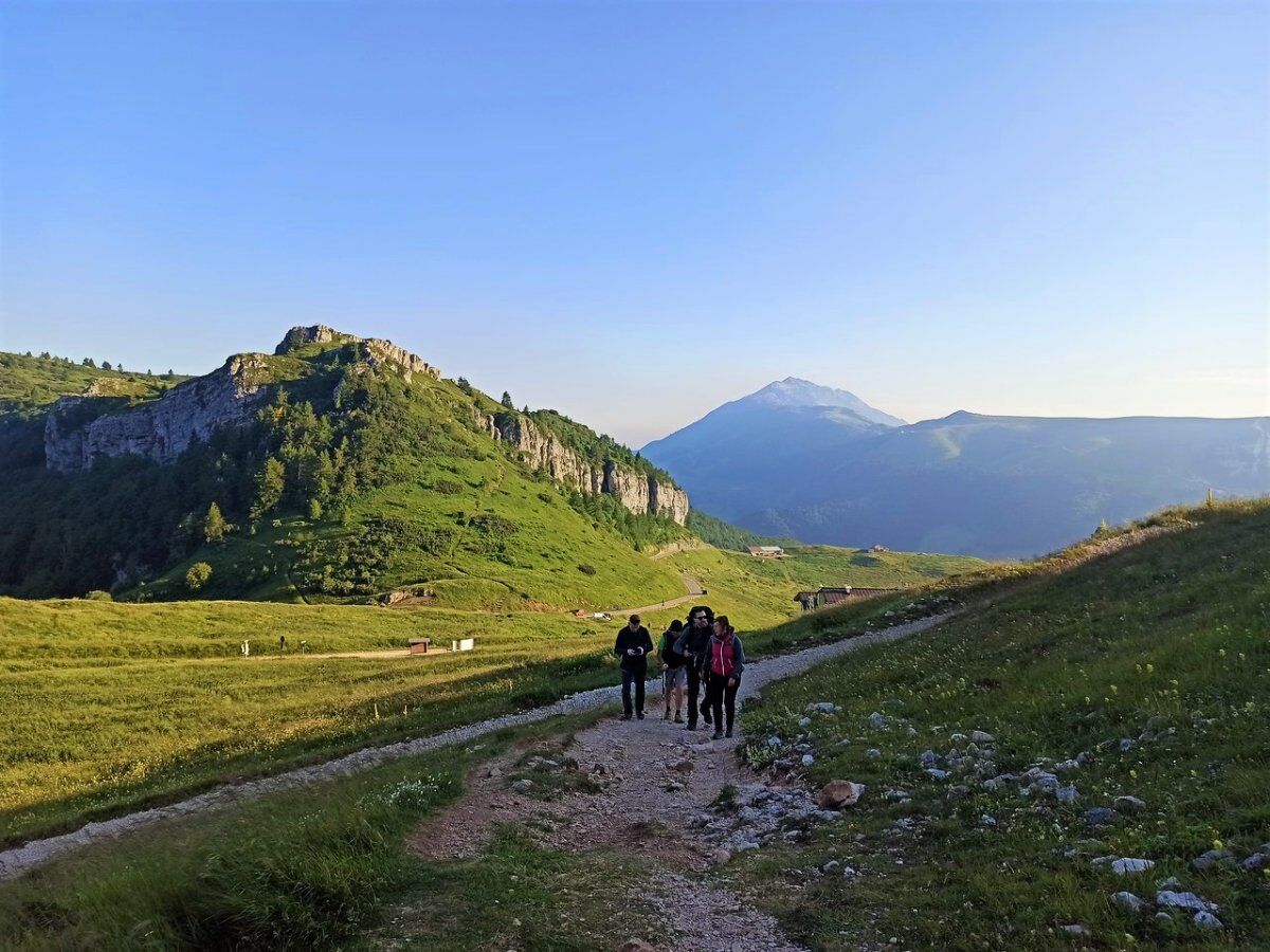 Escursione al tramonto sul Monte Altissimo di Nago desktop picture