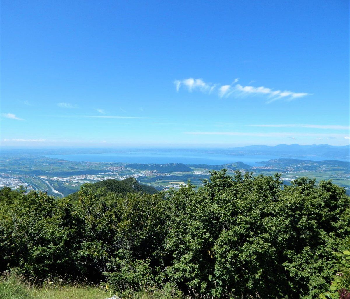 Trekking panoramico sul Monte Pastello: la magia della Lessinia desktop picture