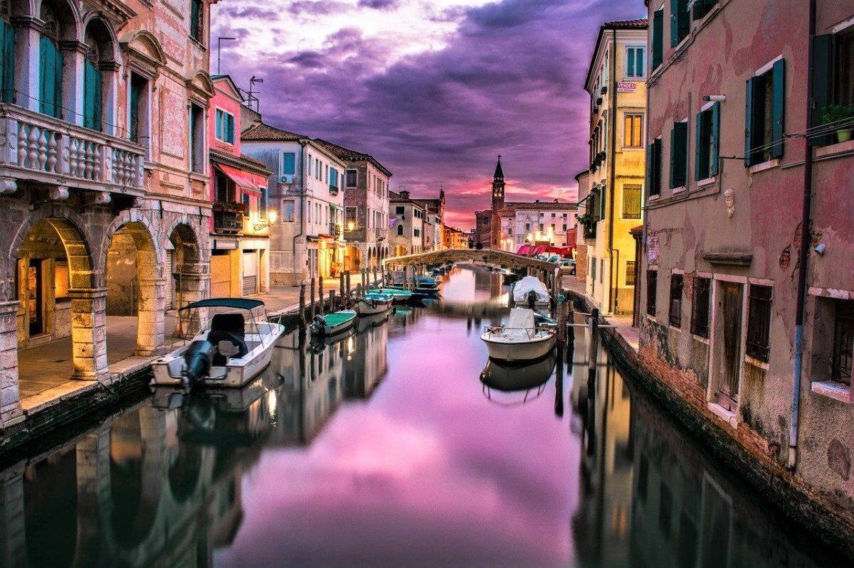 Venezia al Tramonto: le Affascinanti Vie d'Acqua e i Cammini dei Pellegrini desktop picture