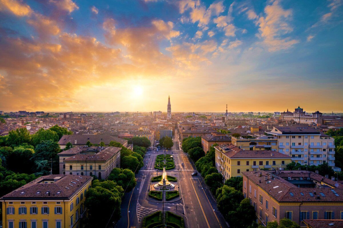 Passeggiata Serale a Modena, la Città Estense d’Acqua e di Pietra Passeggiata Serale a Modena, la Città Estense d’Acqua e di Pietra desktop picture