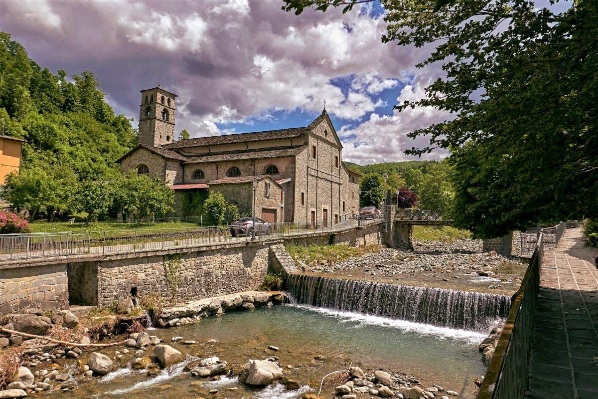Trekking a Fiumalbo, “Città d’Arte” dell'Appennino Modenese Trekking a Fiumalbo, “Città d’Arte” dell'Appennino Modenese desktop picture
