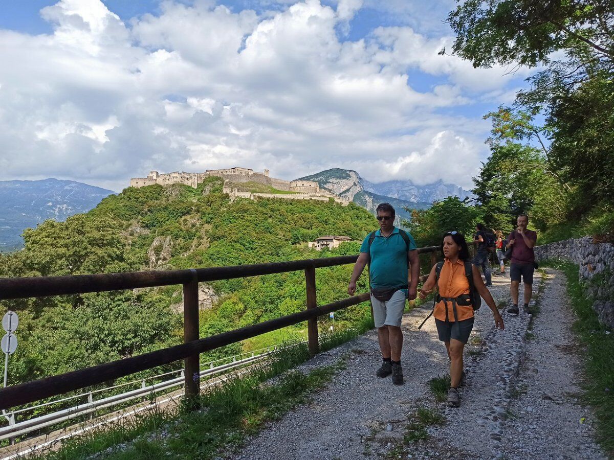 Visita al Castel Beseno e Camminata nella Valle del Rio Cavallo Visita al Castel Beseno e Camminata nella Valle del Rio Cavallo desktop picture