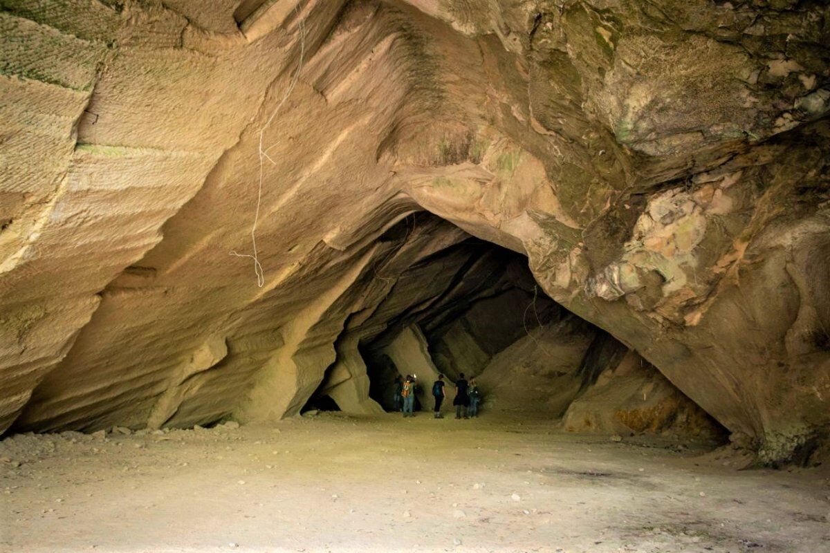 Escursione alle Grotte del Caglieron, tra cascate e scenari mozzafiato desktop picture