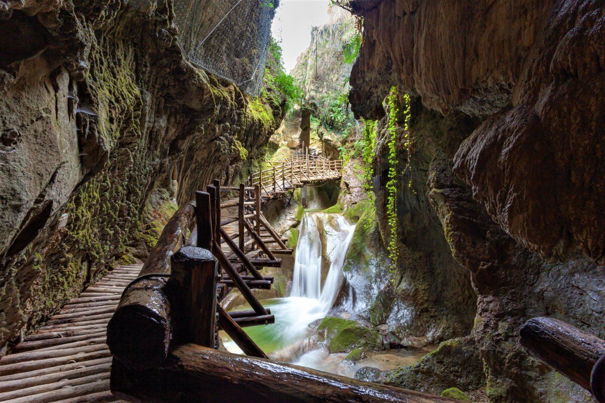 Escursione alle Grotte del Caglieron, tra cascate e scenari mozzafiato Escursione alle Grotte del Caglieron, tra cascate e scenari mozzafiato desktop picture