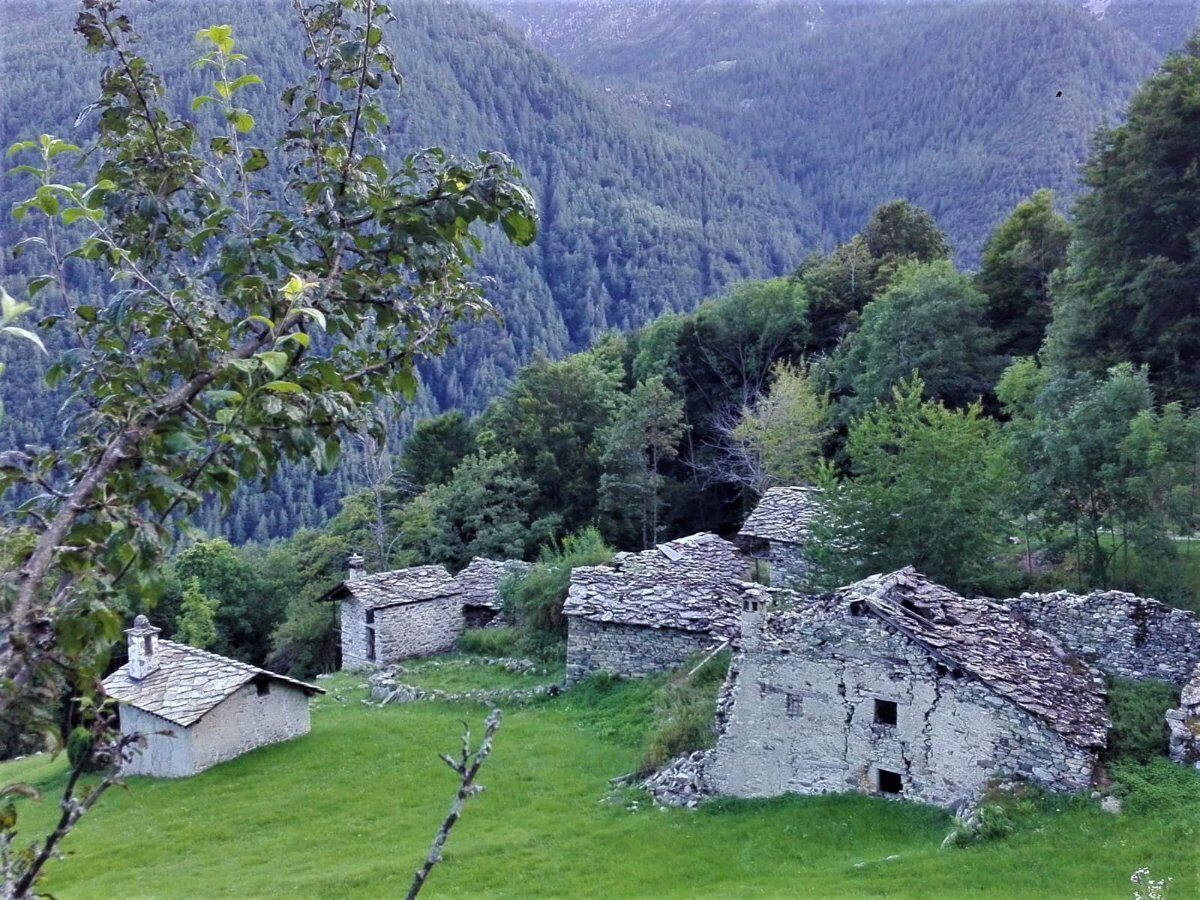 Trekking sotto le stelle alla ricerca di Pian Attia Trekking sotto le stelle alla ricerca di Pian Attia desktop picture