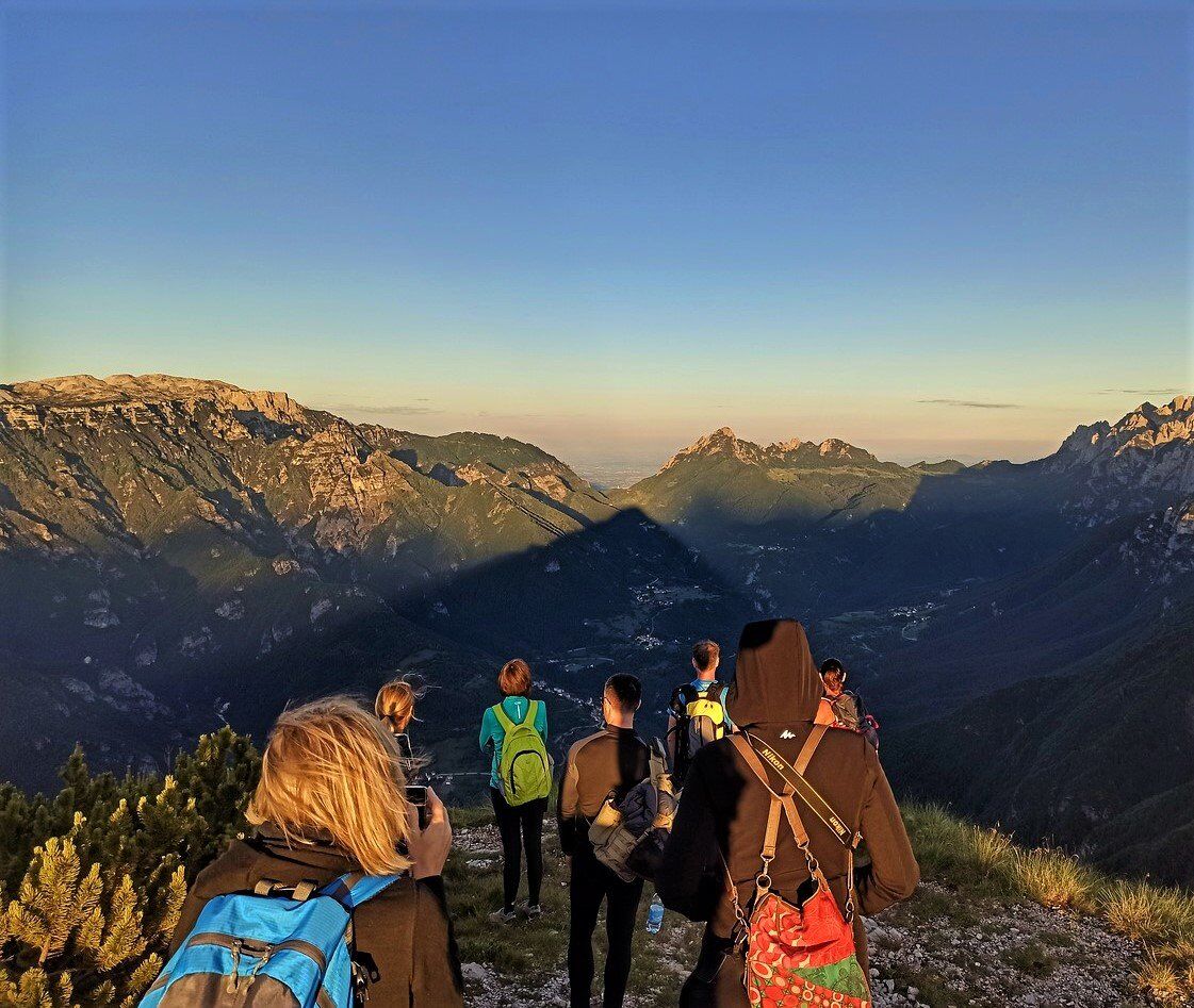 Escursione sul Monte Zugna accarezzati dai colori del tramonto desktop picture