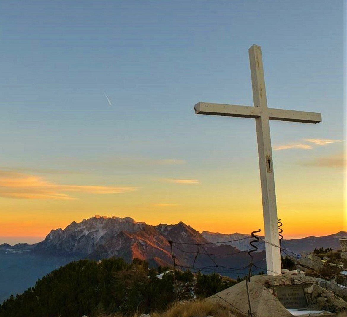 Escursione sul Monte Zugna accarezzati dai colori del tramonto desktop picture