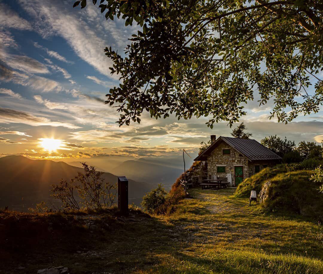 Escursione sul Monte Zugna accarezzati dai colori del tramonto desktop picture