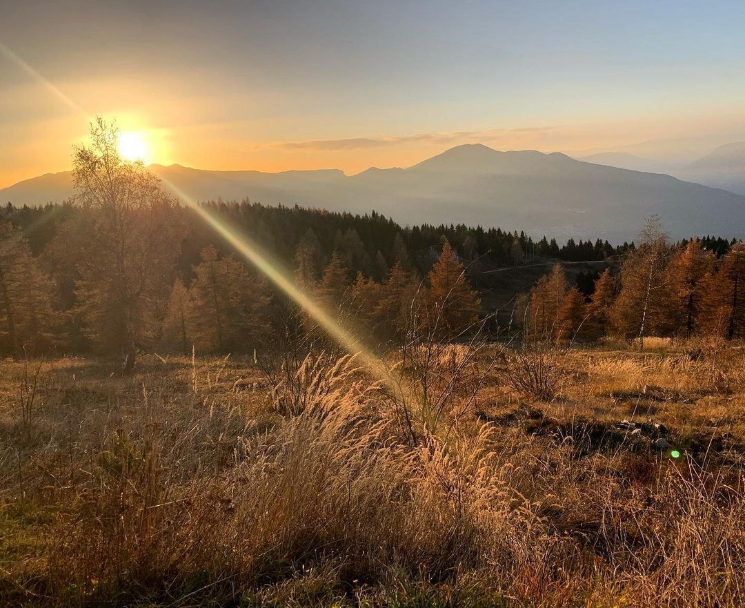 Escursione sul Monte Zugna accarezzati dai colori del tramonto desktop picture