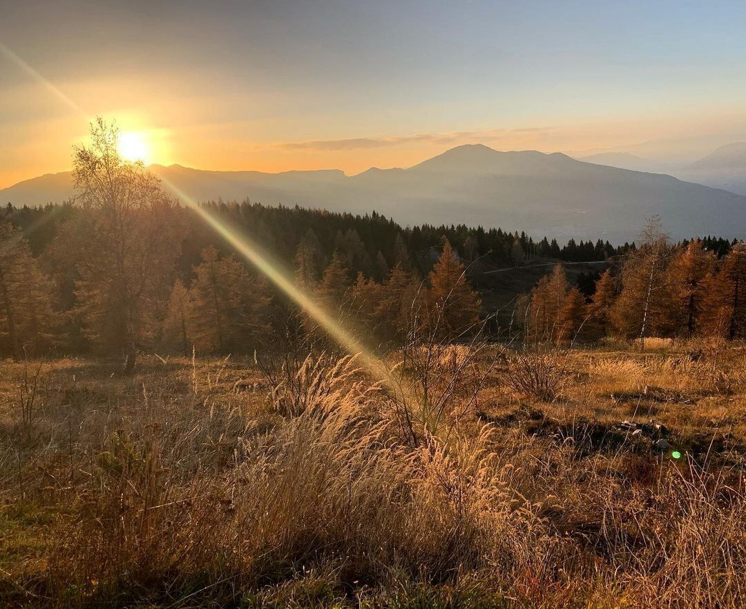 Escursione sul Monte Zugna accarezzati dai colori del tramonto Escursione sul Monte Zugna accarezzati dai colori del tramonto desktop picture
