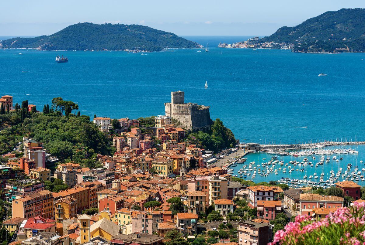 Lerici: Un Incantevole Tour nel Borgo Marinaro dei Poeti Lerici: Un Incantevole Tour nel Borgo Marinaro dei Poeti desktop picture
