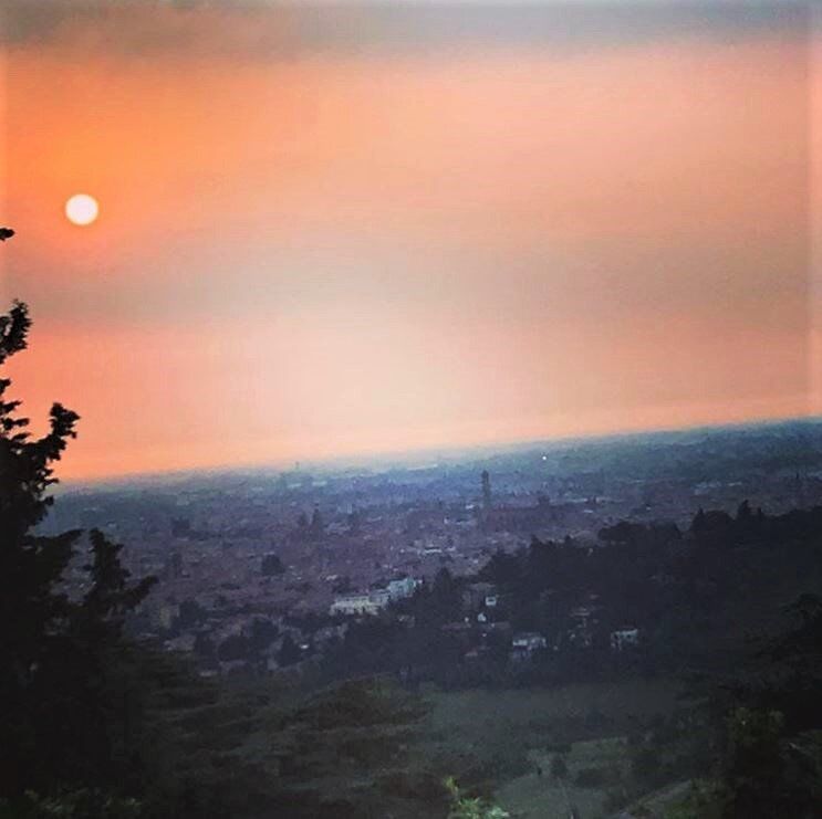 Passeggiata Serale con Vista su Bologna desktop picture