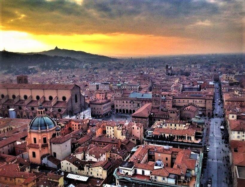 Passeggiata Serale con Vista su Bologna Passeggiata Serale con Vista su Bologna desktop picture