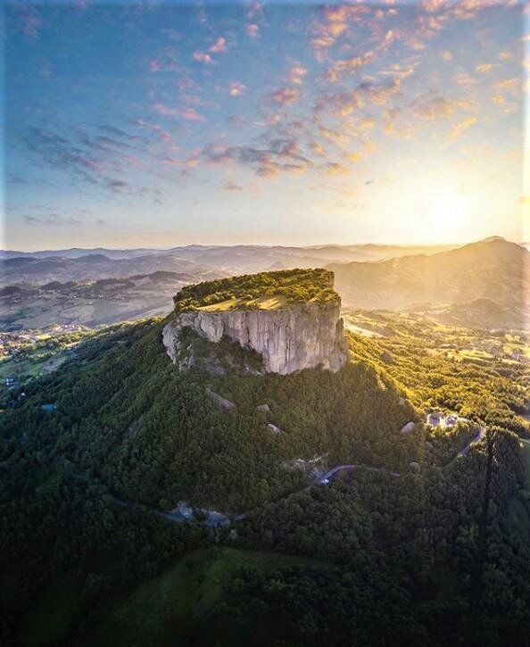 Trekking e Qigong-Daoyin sulla Misteriosa Pietra di Bismantova Trekking e Qigong-Daoyin sulla Misteriosa Pietra di Bismantova desktop picture