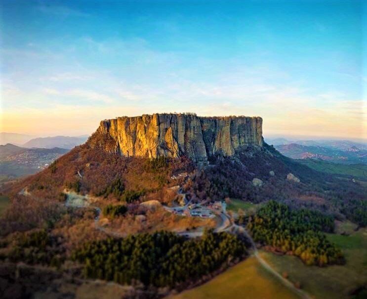 Trekking e Qigong-Daoyin sulla Misteriosa Pietra di Bismantova Trekking e Qigong-Daoyin sulla Misteriosa Pietra di Bismantova desktop picture