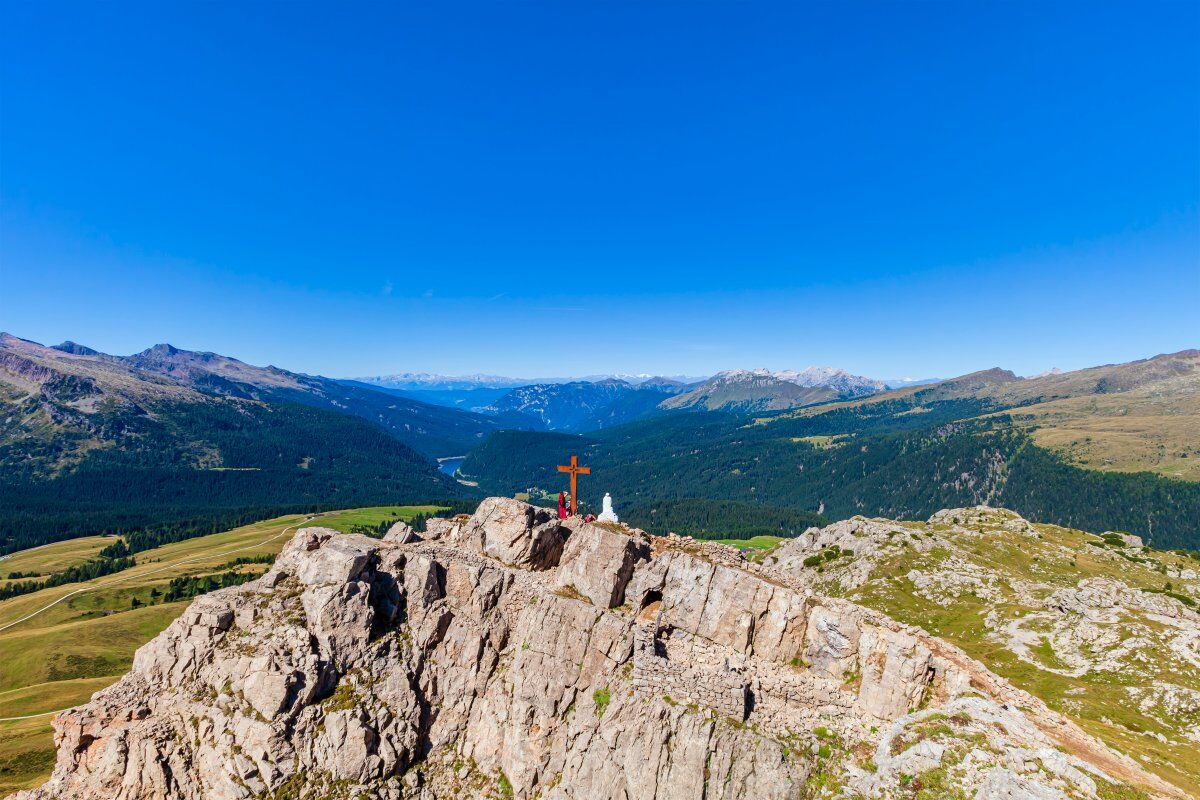 Trekking al Cristo Pensante: un balcone sulle Pale di San Martino Trekking al Cristo Pensante: un balcone sulle Pale di San Martino desktop picture
