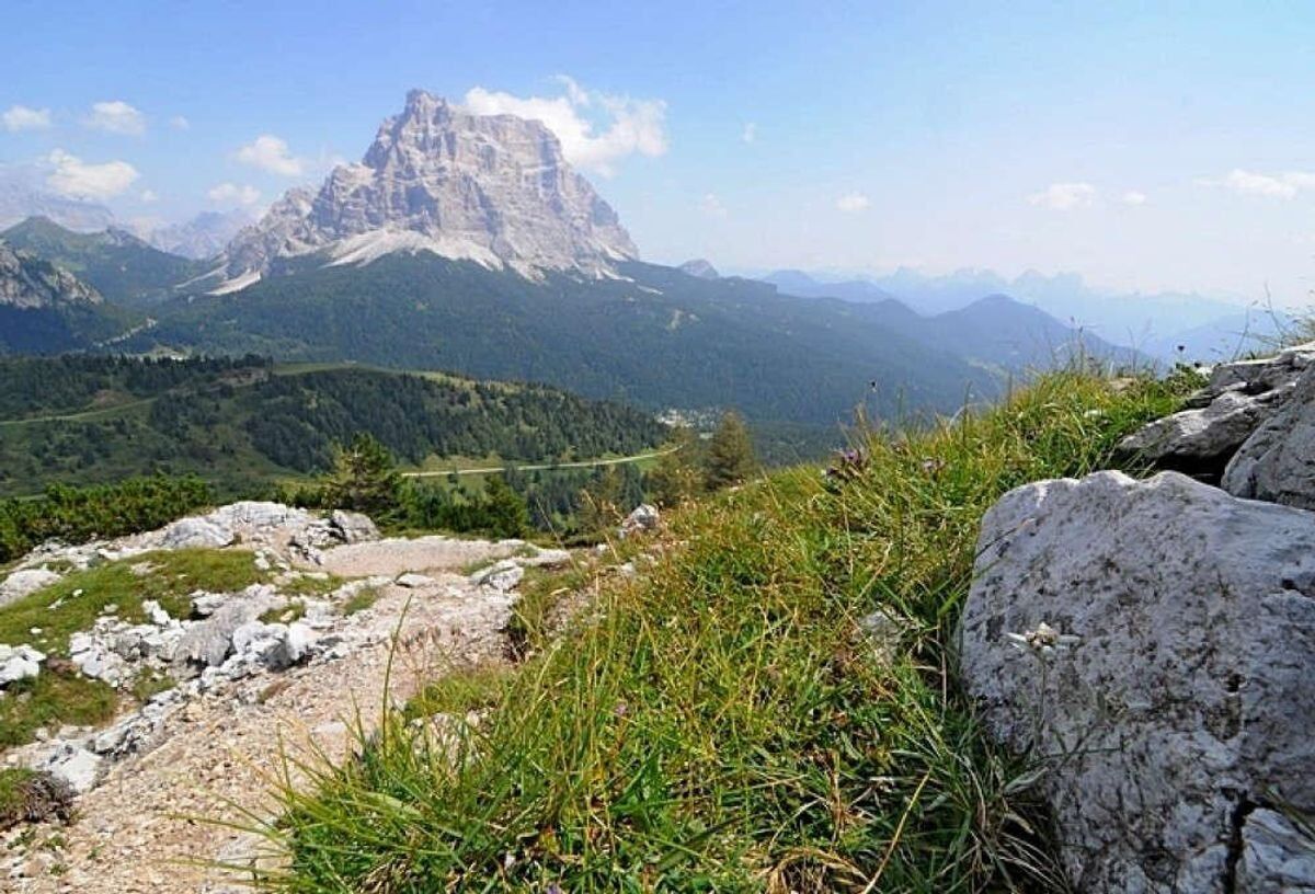 Panorami nel Cuore delle Dolomiti: Escursione al Monte Pelmo desktop picture
