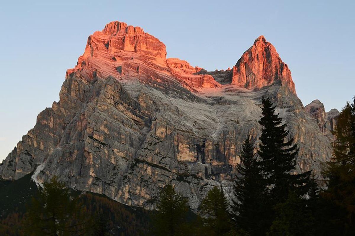 Panorami nel Cuore delle Dolomiti: Escursione al Monte Pelmo desktop picture