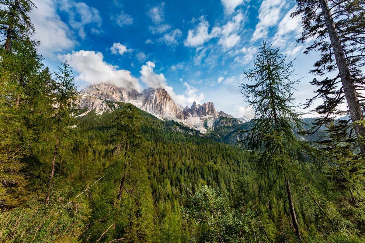 Trekking al Lago di Sorapis: Specchio d'Acqua Dipinto nelle Dolomiti Trekking al Lago di Sorapis: Specchio d'Acqua Dipinto nelle Dolomiti desktop picture
