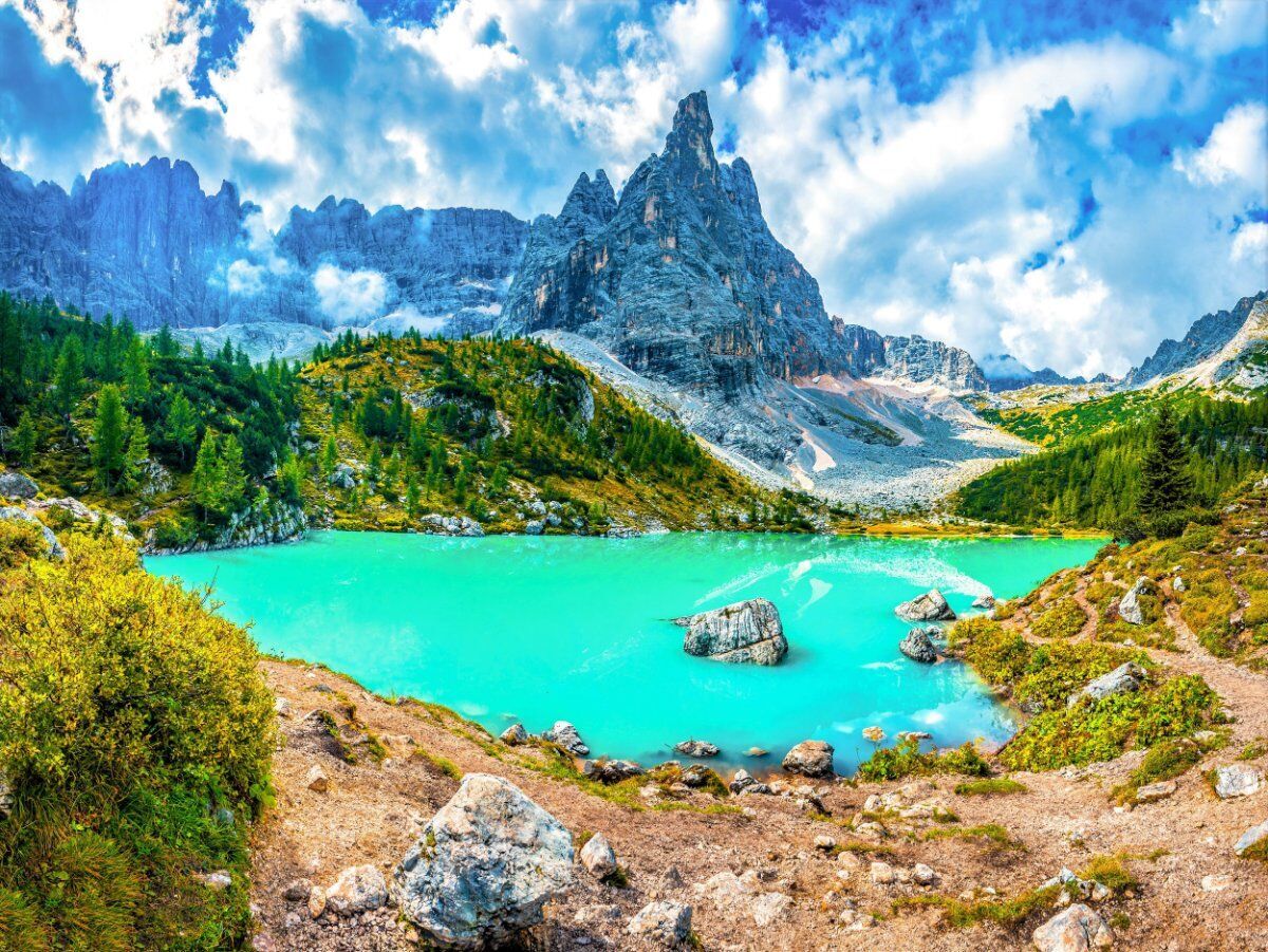 Trekking al Lago di Sorapis: specchio d'acqua dipinto nelle Dolomiti desktop picture