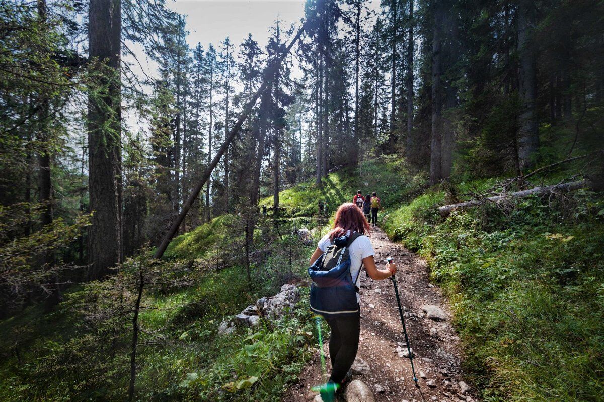 Trekking al Lago di Sorapis: specchio d'acqua dipinto nelle Dolomiti Trekking al Lago di Sorapis: specchio d'acqua dipinto nelle Dolomiti desktop picture