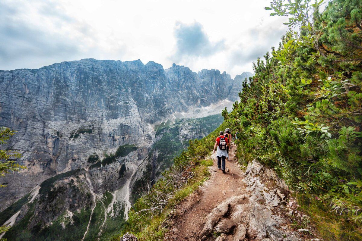 Trekking al Lago di Sorapis: Specchio d'Acqua Dipinto nelle Dolomiti Trekking al Lago di Sorapis: Specchio d'Acqua Dipinto nelle Dolomiti desktop picture