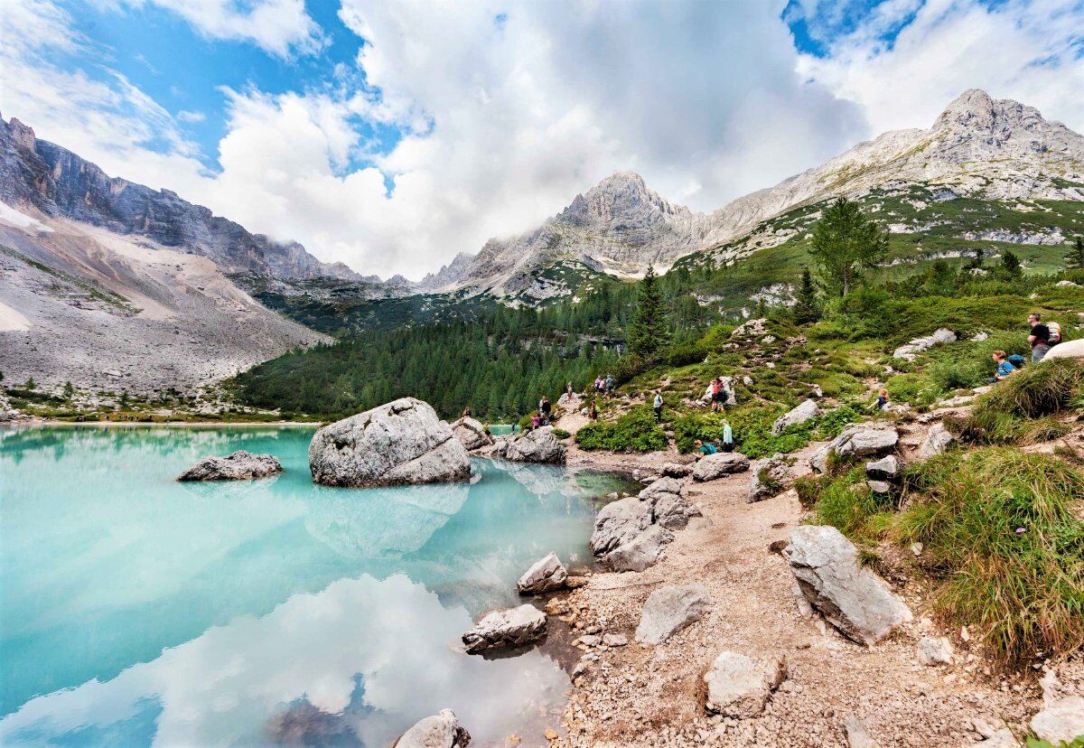 Trekking al Lago di Sorapis: Specchio d'Acqua Dipinto nelle Dolomiti desktop picture