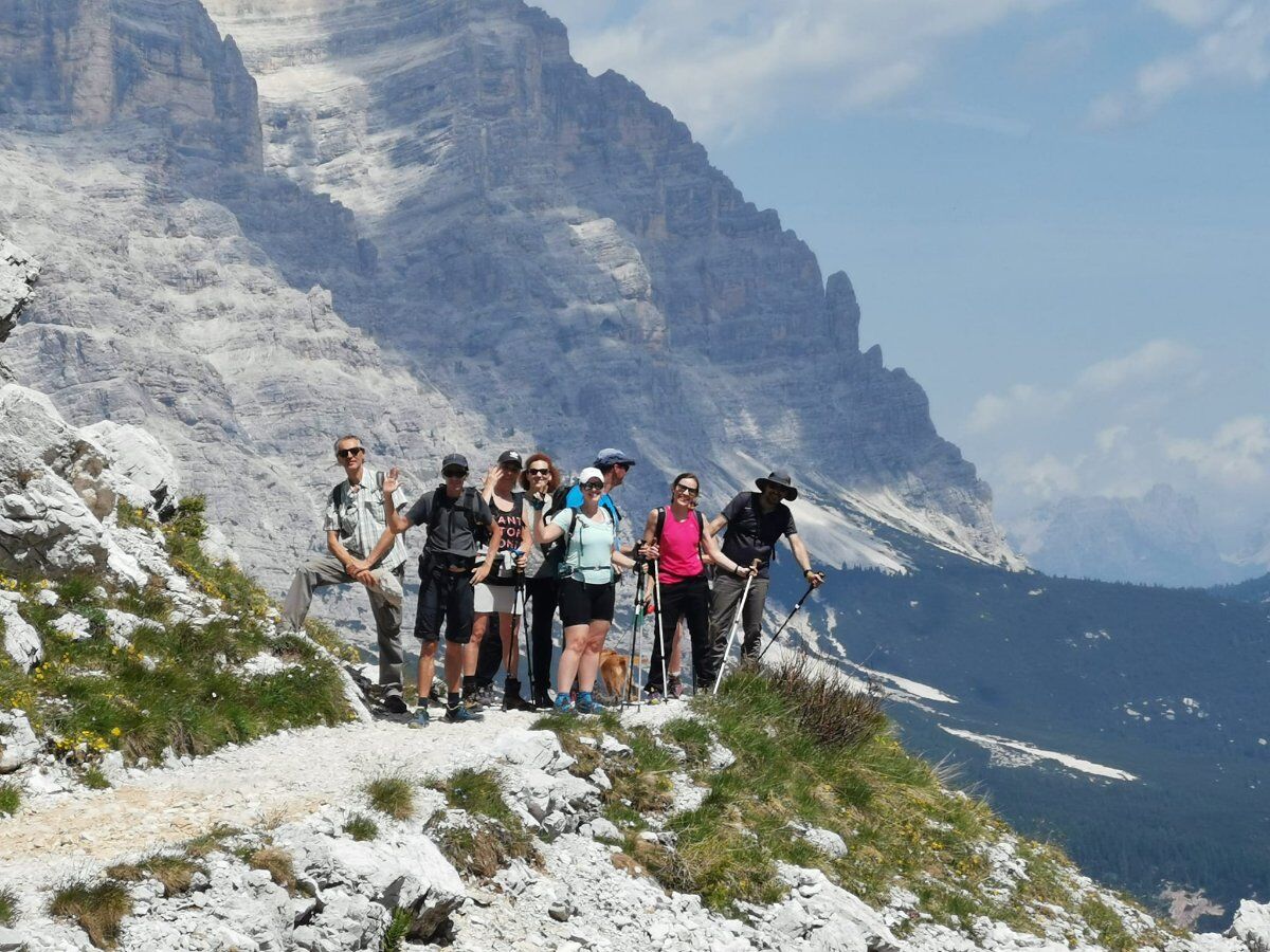 Trekking al Lago Coldai: Dalle Pareti Rocciose alle Acque Smeraldine desktop picture