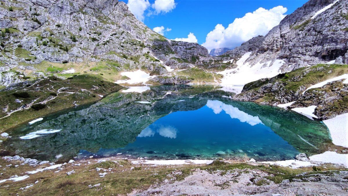 Trekking al Lago Coldai: Dalle Pareti Rocciose alle Acque Smeraldine desktop picture