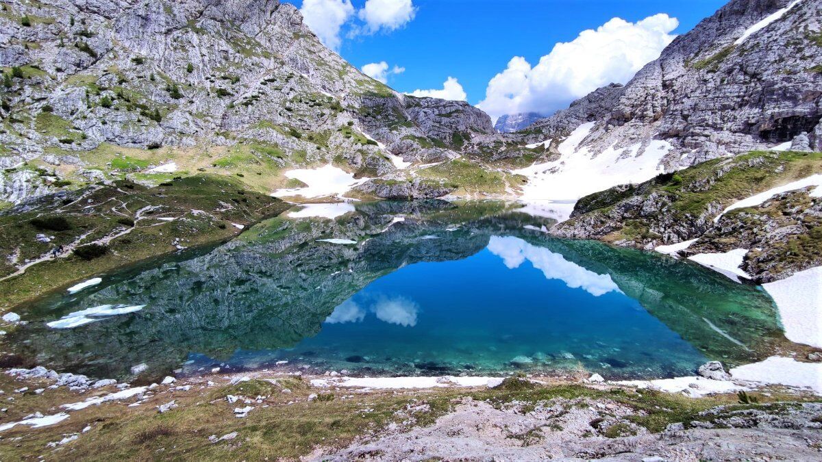Trekking al Lago Coldai: Dalle Pareti Rocciose alle Acque Smeraldine Trekking al Lago Coldai: Dalle Pareti Rocciose alle Acque Smeraldine desktop picture