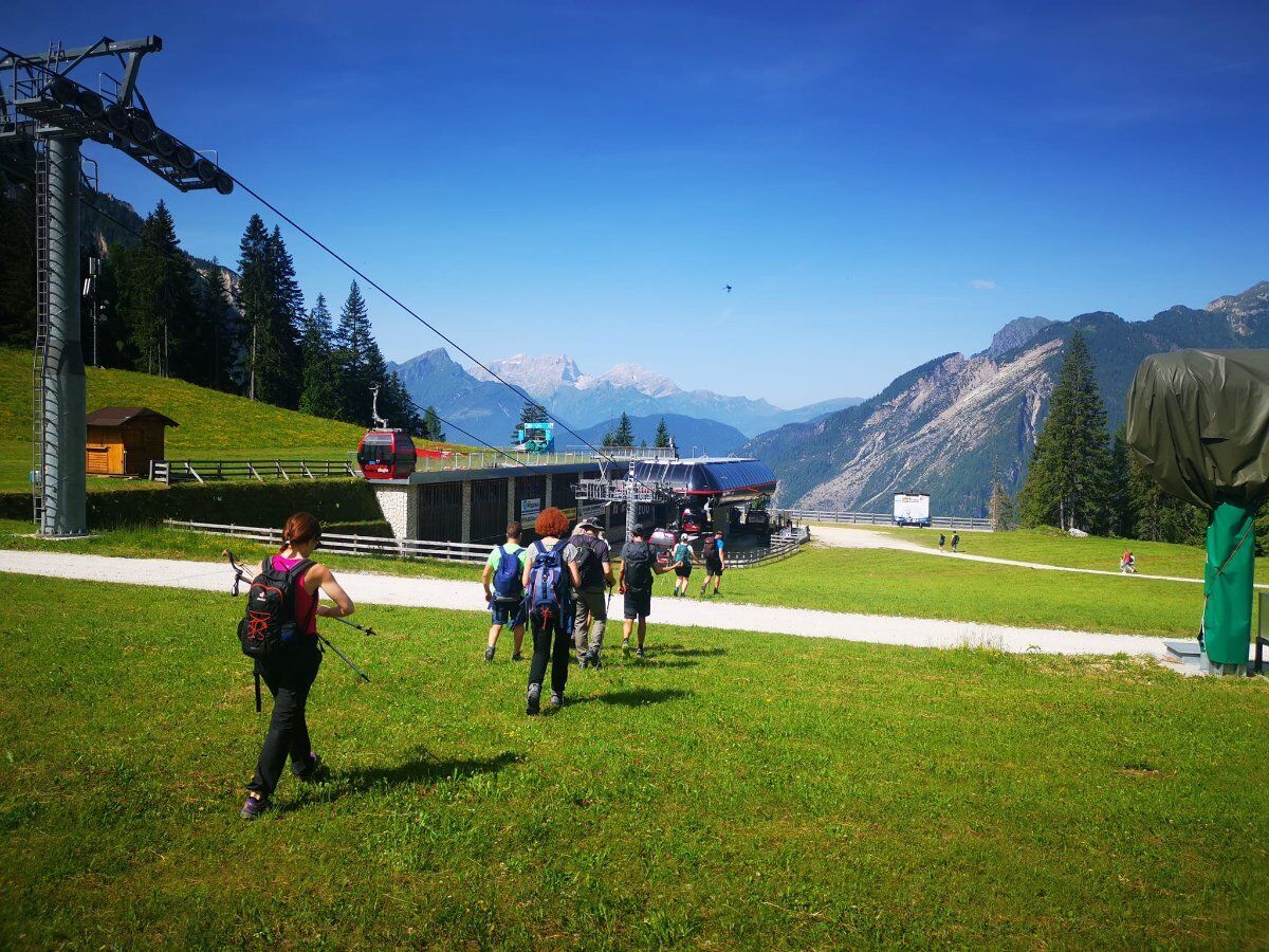 Trekking al Lago Coldai: Dalle Pareti Rocciose alle Acque Smeraldine desktop picture