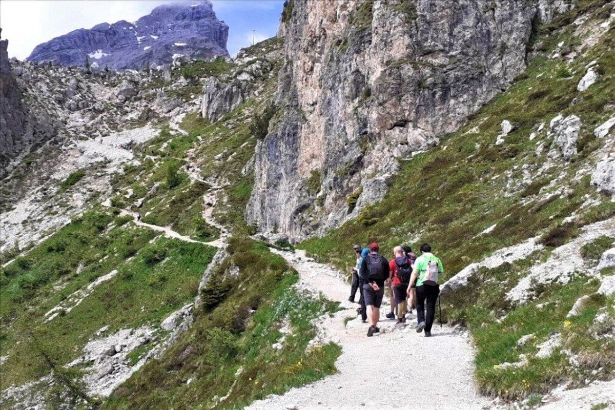 Trekking al Lago Coldai: Dalle Pareti Rocciose alle Acque Smeraldine desktop picture