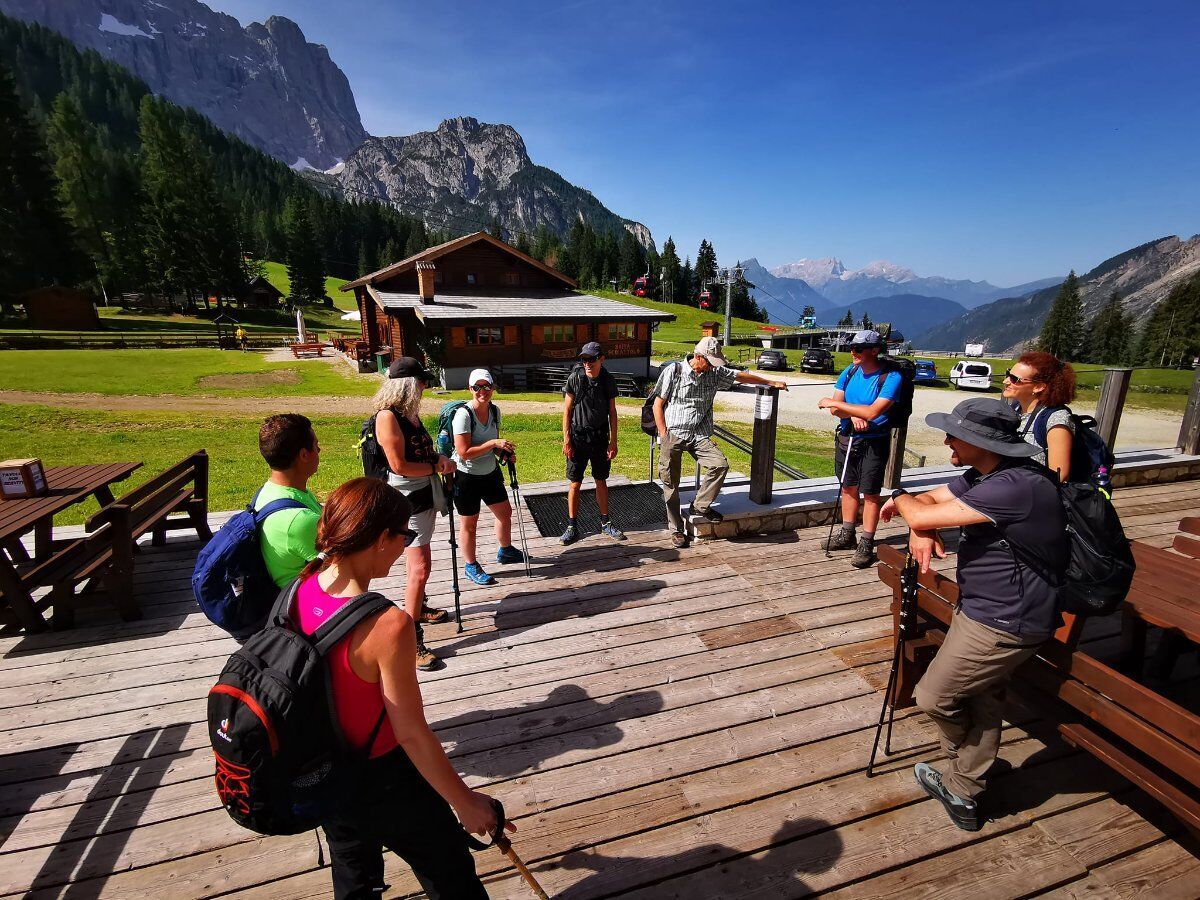 Trekking al Lago Coldai: Dalle Pareti Rocciose alle Acque Smeraldine desktop picture