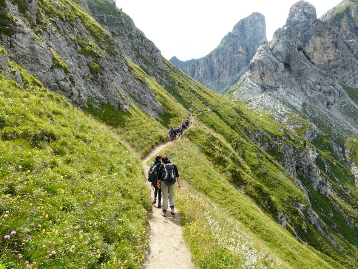 Escursione al Mondeval: Un Gioiello Preistorico nelle Dolomiti desktop picture