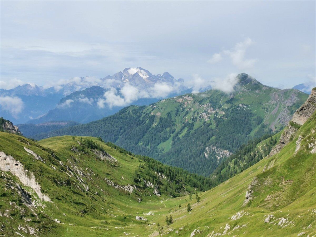 Escursione al Mondeval: Un Gioiello Preistorico nelle Dolomiti desktop picture