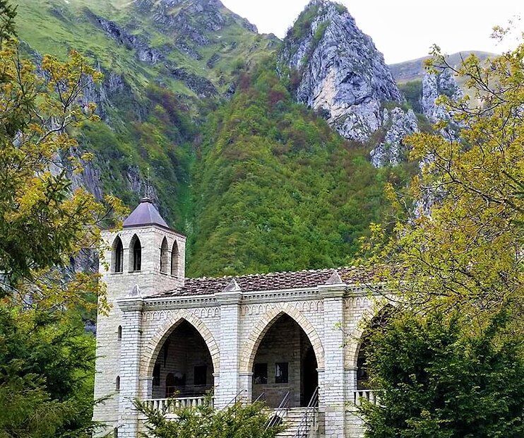 Trekking tra le Spettacolari Gole dell’Infernaccio e l’Eremo di San Leonardo - MATTINO desktop picture