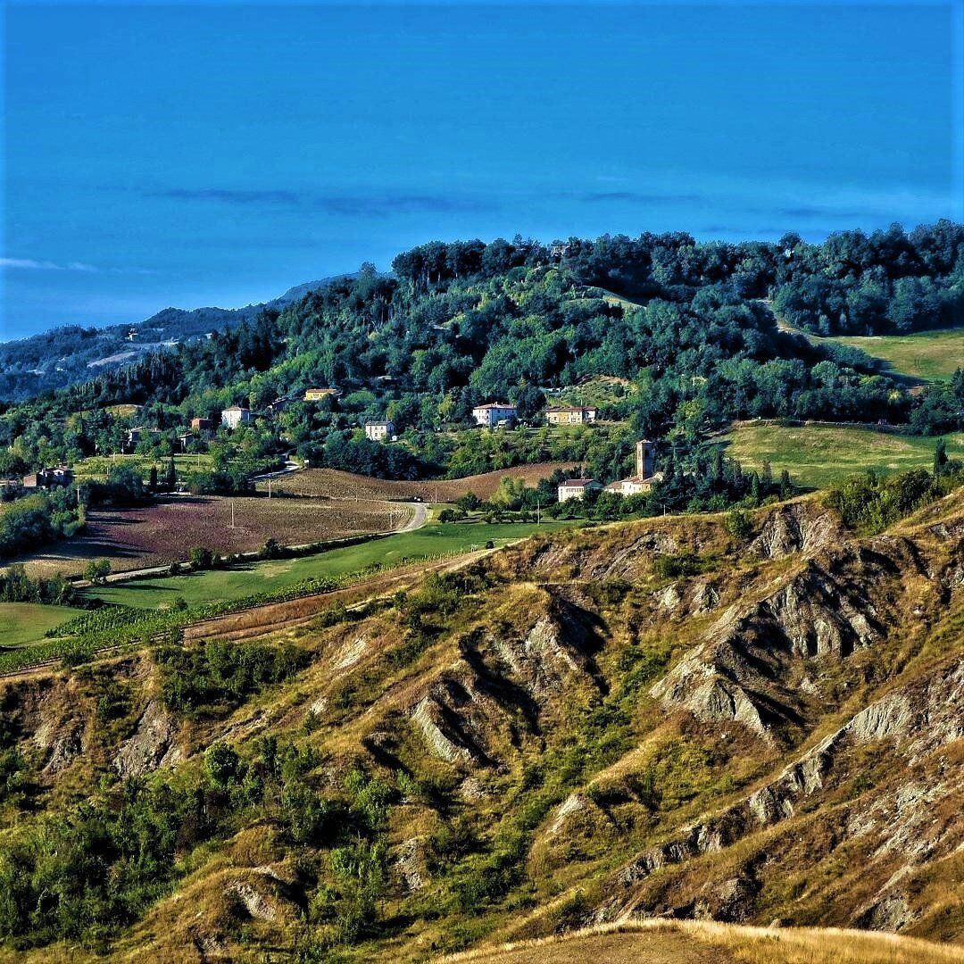 Il Crinale di Montemaggiore: Un Percorso tra Calanchi e Vigneti Il Crinale di Montemaggiore: Un Percorso tra Calanchi e Vigneti desktop picture