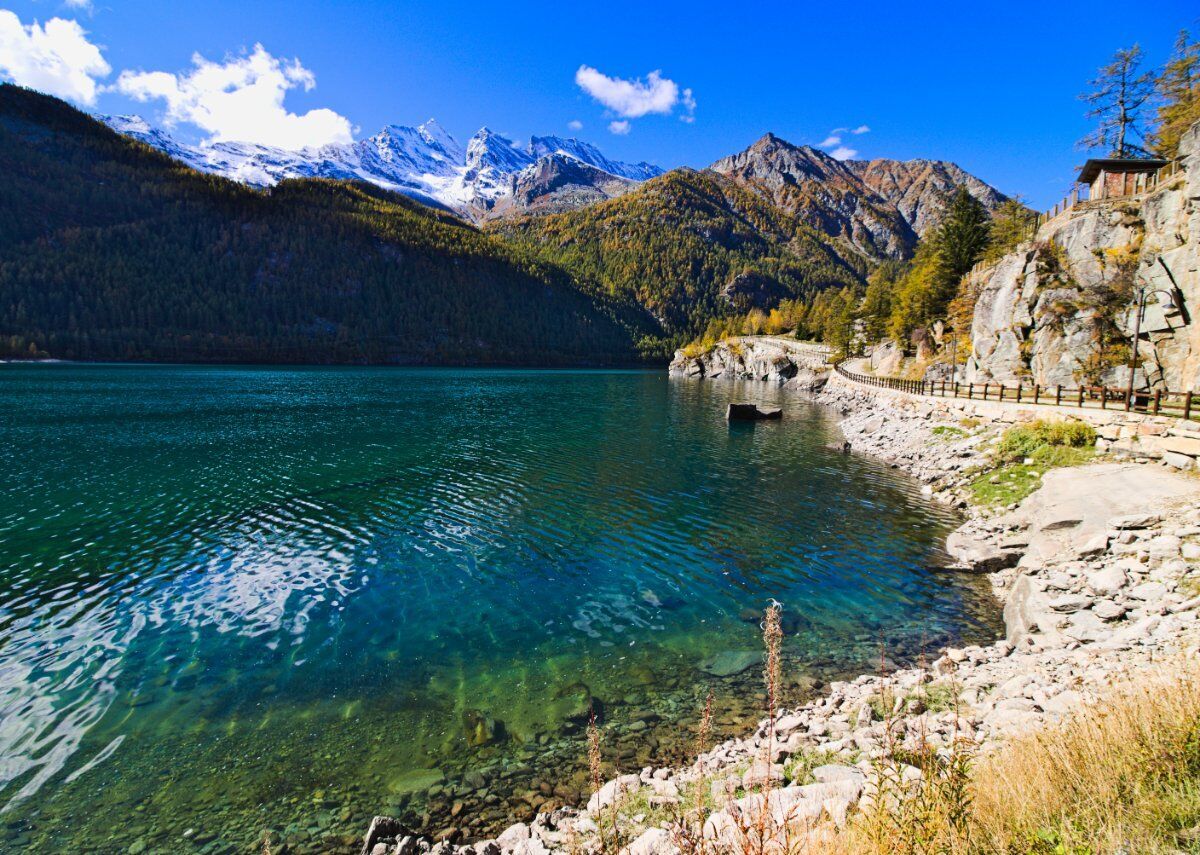 Passeggiata al crepuscolo lungo il Lago di Ceresole Reale desktop picture