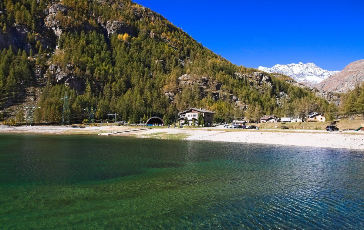 Passeggiata al crepuscolo lungo il Lago di Ceresole Reale desktop picture