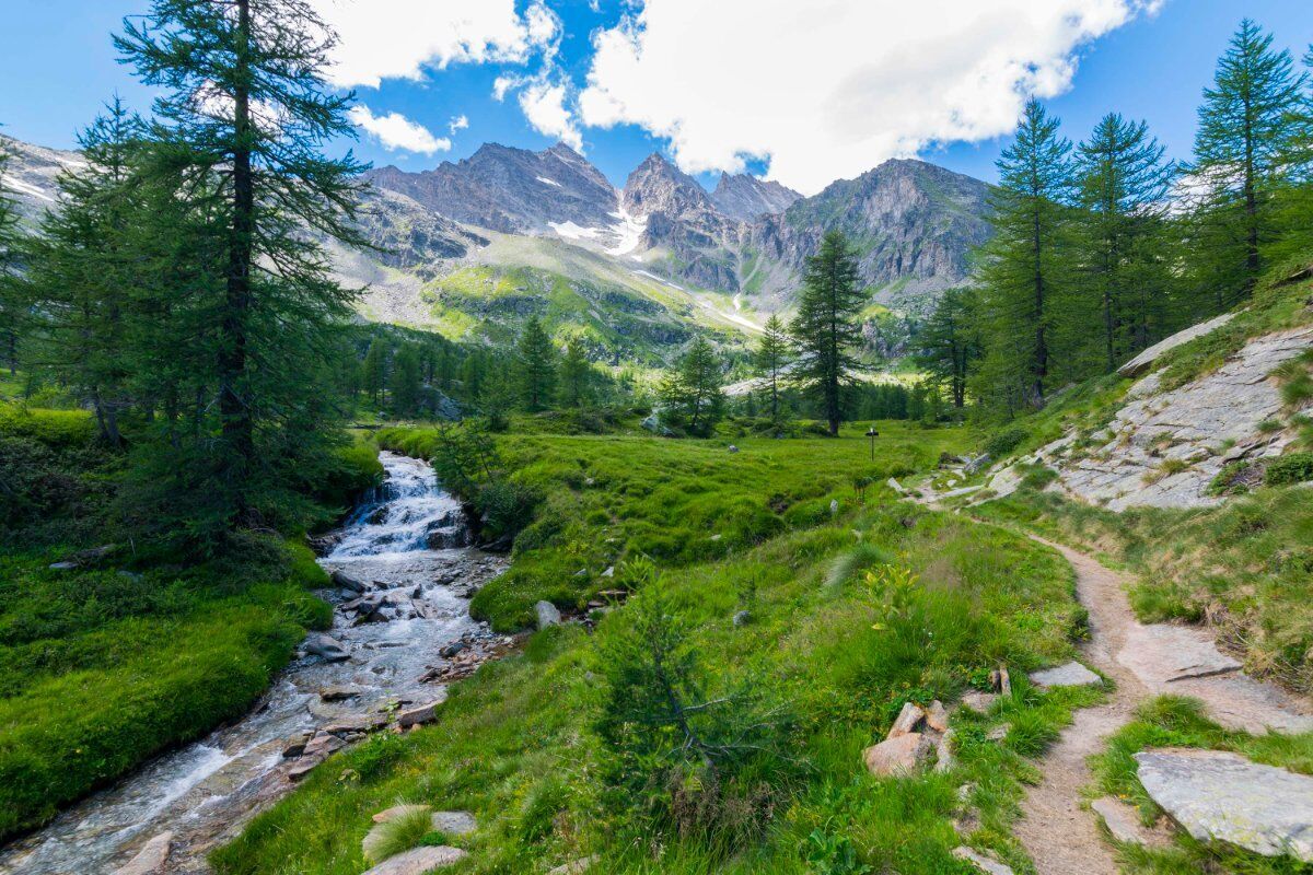 Escursione all'Incantevole Lago di Dres tra le Cime del Gran Paradiso desktop picture