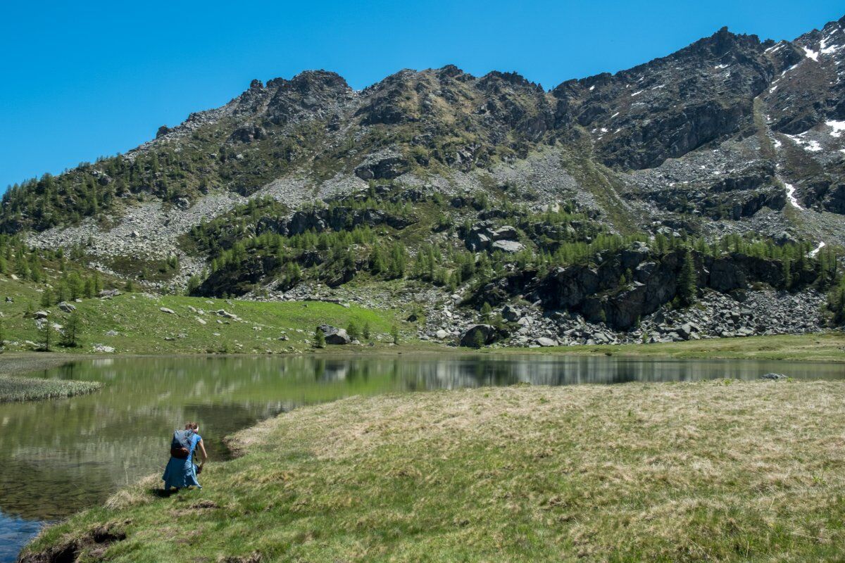 Escursione all'Incantevole Lago di Dres tra le Cime del Gran Paradiso desktop picture