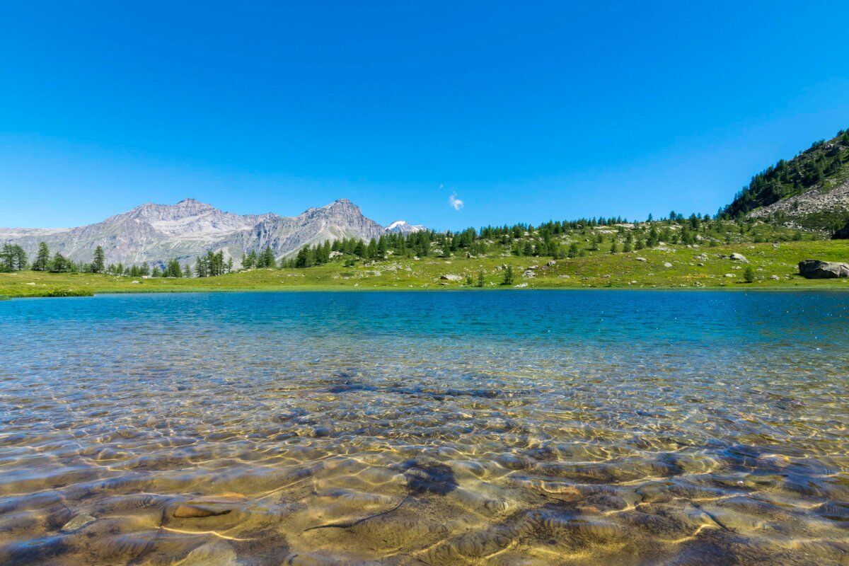 Escursione all'Incantevole Lago di Dres tra le Cime del Gran Paradiso Escursione all'Incantevole Lago di Dres tra le Cime del Gran Paradiso desktop picture