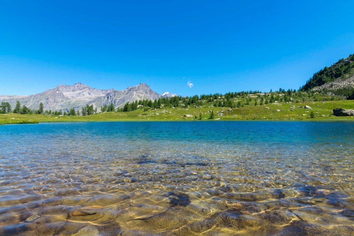 Escursione all'Incantevole Lago di Dres tra le Cime del Gran Paradiso desktop picture