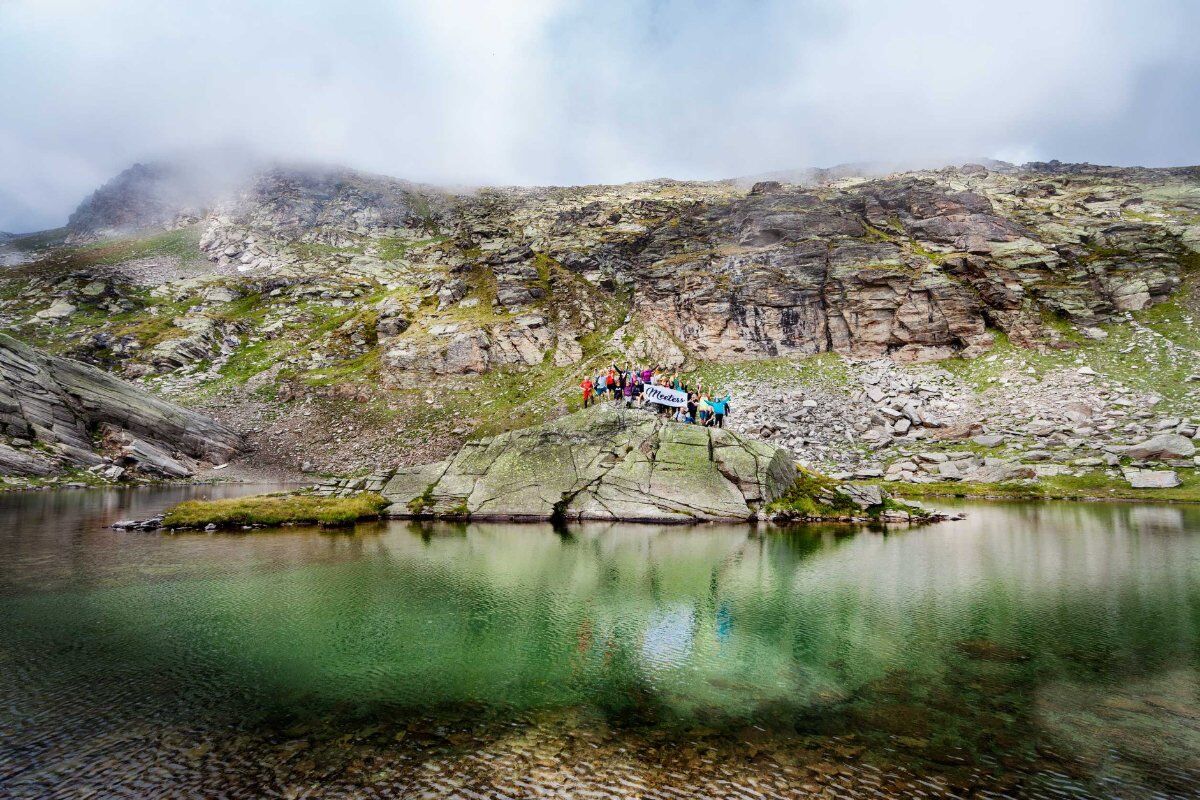 Escursione al Lago Serrù: Tra Vette e Specchi d'Acqua desktop picture